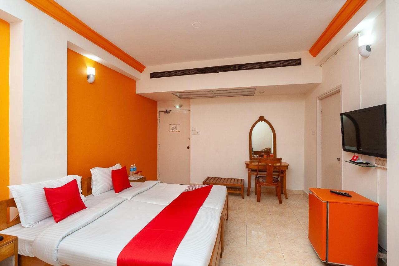 Hotel Manhattan Chennai Exteriör bild
