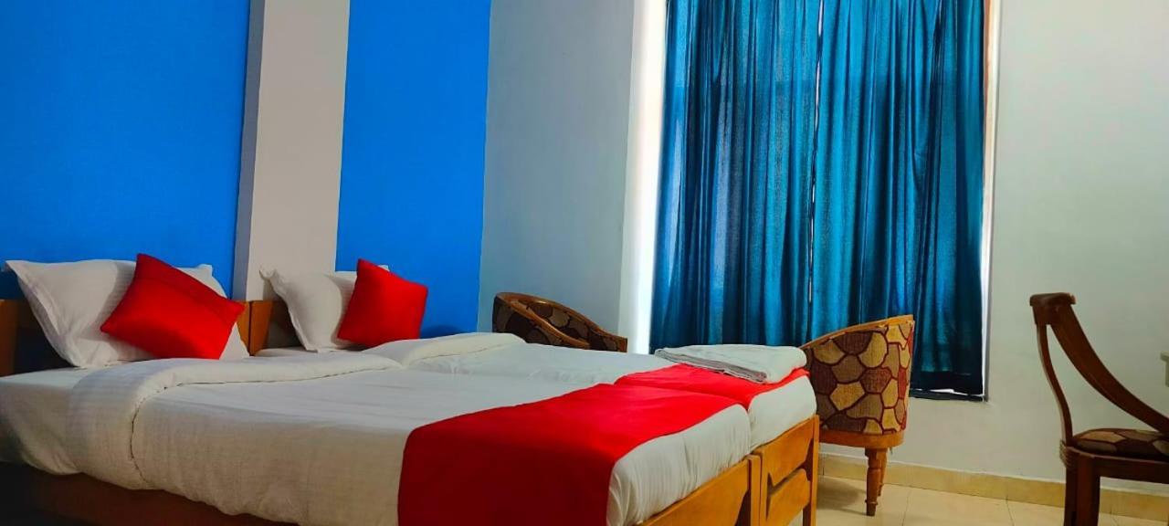 Hotel Manhattan Chennai Exteriör bild